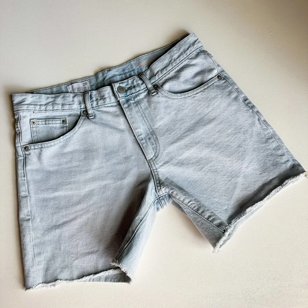 Gap “Sexy Boyfriend” Cutoff Mid Rise Light Wash Jean Shorts (size 26) - Picture 2 of 6